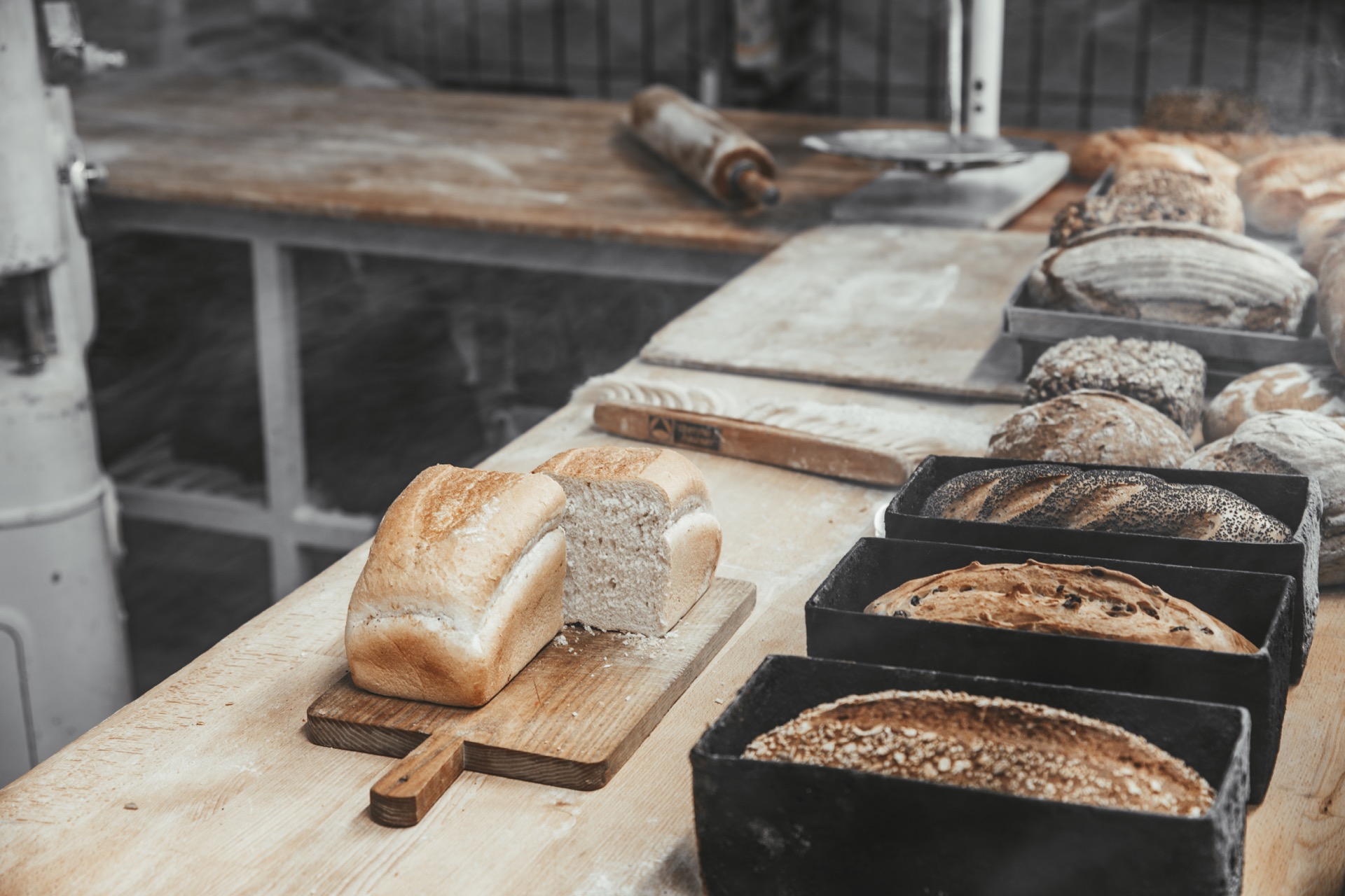 Frische Brote in der Backstube