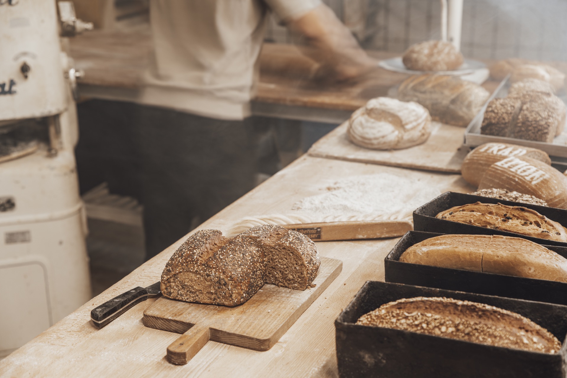 Bäcker bei der Arbeit am Holzbackofen