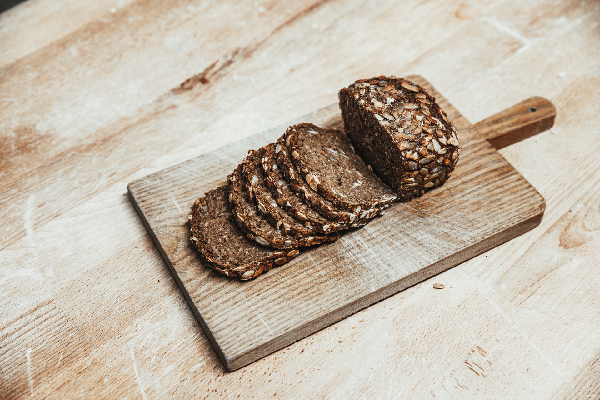 Holzofenbrot auf Brett geschnitten