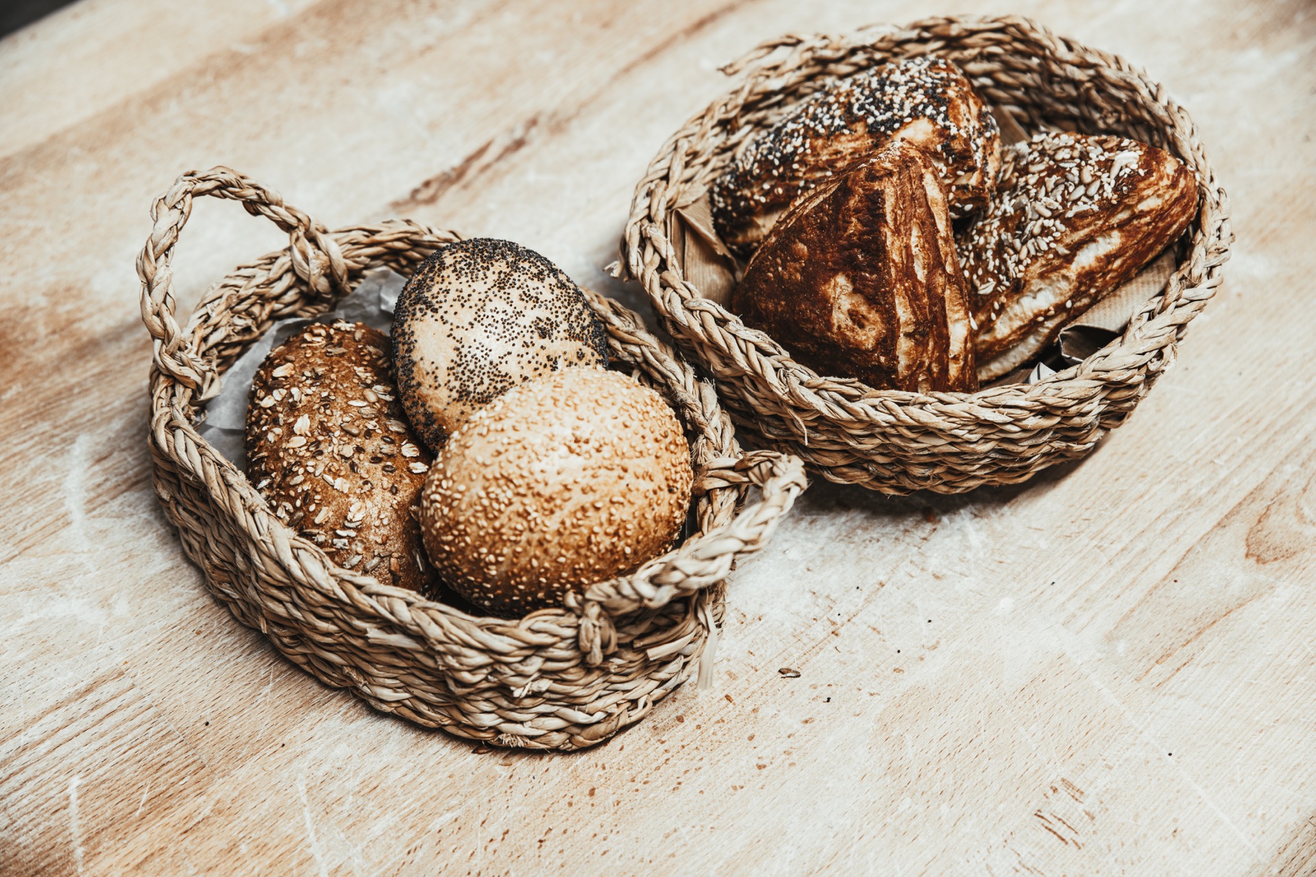 Frische Brötchen mit Körnern
